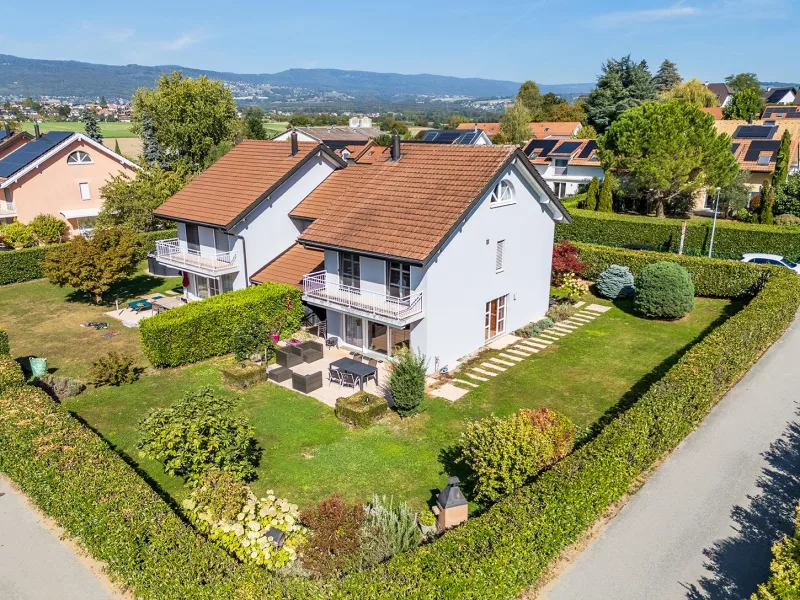 Belle maison jumelée avec terrasse et jardin à Prangins
